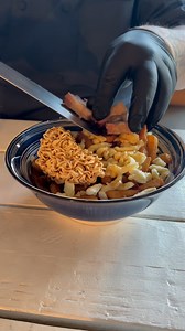 Non, vous ne rêvez pas… Poutine Ramen dans un seul plat ! 🍟🍜 Frites, fromage en grain, sauce fond de veau et bacon, flanc de porc braisé, nouilles ramen frites, chili oil, sauce porc asiatique, œuf miroir, narutomaki, nori et Furikake aux œufs salés… Un véritable voyage de saveurs ! 🤤 Elle ne restera pas longtemps sur le menu, viens vite l'essayer du 1er au 7 février ! 😋🔥 📍LE GRAS DUR - Asiatique Poutine Tonkotsu Ramen - No, you're not dreaming... Poutine Ramen in one dish! 🍟🍜 Fries, che