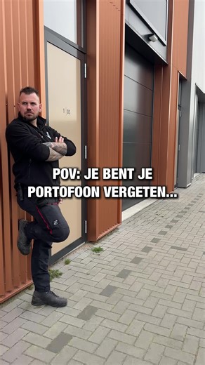Alles onder controle. Tot je collega ineens paniekerig staat te gebaren vanaf de andere kant van het terrein… Je porto vergeten is geen ramp, tenzij er wél wat speelt. Dan voel je je ineens best kaal zonder die pieper aan je riem.
