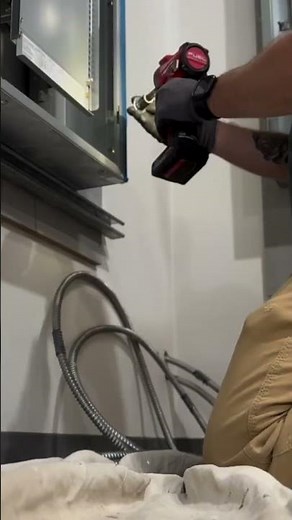 M12 FUEL™ Stubby 3/8" Impact Wrench Kit | 2562-21 Video Credit: @colin.does.electric