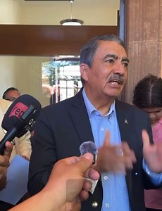 🎓 El rector de la UASLP firma el pliego petitorio de los alumnos El rector de la Universidad Autónoma de San Luis Potosí atendió personalmente a los estudiantes y firmó el pliego petitorio tras las denuncias por un presunto caso de violación en la Facultad de Derecho. Fue enfático: “Nadie en esta casa de estudios puede cometer este tipo de actos”. La UASLP aplicará las sanciones administrativas correspondientes y acompaña a la alumna afectada en su proceso penal contra los agresores. #UASLP #Ju