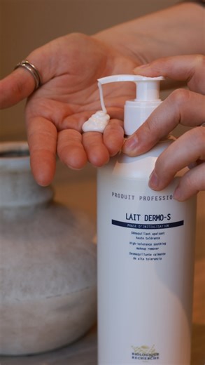 Loshen & Crem | Skincare Boutique & Facials 📍 YEG on Instagram: "Sometimes it feels like your skincare routine is perfect… yet your skin still feels dry or tight after cleansing. One of the most common mistakes we hear is using the wrong type of cleanser for dry or dehydrated skin - especially in winter. Many underestimate the power of proper cleansing and rely on heavy creams instead of addressing this key step. Choosing a milk or cream cleanser adds much‑needed lipids to your skin. By the way