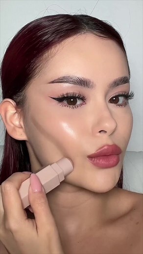 One thing about #MATCHSTIX is it’s alwaysss gonna snatch that face up right! 😮‍💨💯 @hayleybuix is using the Match Stix Contour Skinstick in the viral shade Amber 🤎 to slay the new model cheeks #contourhack 🔥 This cool-toned contour shade is purrrrfect for all our fair skin baddies✨ Have y’all tried this #beautyhack yet?? #modelcheekbones #matchstixmadness