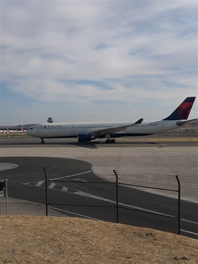 Airbus A330 Delta Airlines Takeoff