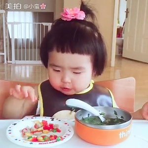 8.1M views · 220K shares | ¡Aaaah! ¡Qué bonita! ¡Come con tanta atención! (vídeo de meipai:@小蛮) La niña se llama Xiaoman. Le grabaron este vídeo cuando tenía 18 meses. Al ver los comentarios, tengo que aclarar una cosa: el vídeo está acelerado porque en Meipai, la app donde subió este vídeo la madre de la niña, solo admite vídeos cortos, menos de 5 minutos. | Es China | Facebook