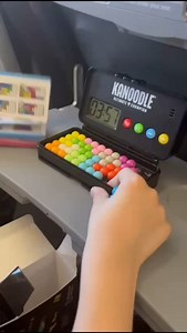 Un zbor cu avionul la care nu am auzit: Mami, m-am plictisit! sau Mami, vreau telefon! Am avut la noi joculkanoodle și copiii au încercat sa facă diverse provocări. Kanoodle este pe locul 2 în SUA la vânzări după Cubul Rubik. Copiiloelr le-a plăcut ca are cronometru și încercau sa facă tot mai repede. Este potrivit pentru copii de la 7 ani pana la 99 de ani... Nu râdeți, dar în UK este folosit de seniori pentru a tine Alzheimerul departe. În gama kanoodle sunt mai multe jocuri, sigur se găsește 