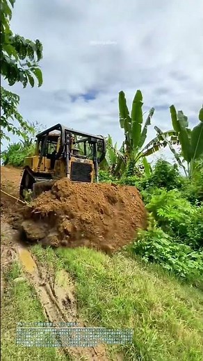ブルドーザーが道路を修復し、平らに整地する