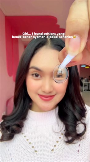 Pink Rabbit Lens (Official) | Best Softlens on Instagram: "Pretty girls don't gatekeep😌💅✨ Softlens ternyaman seharian? Of course, Chiara Blue!🩵 Dari Super Comfy Series, dijamin bikin mata kamu betah seharian tanpa tetes mata💧 Diameter: 14.00 mm - natural look & pemula friendly ⏱️Tahan hingga 6 bulan pemakaian 🩵Warna birunya soft, elegan, dan bikin mata keliatan fresh banget! Coba deh pake ini seharian, baru tau rasanya nyaman tanpa drama 😍 Komen "spill" buat dapetin link productnyaa🥰🥰 #p