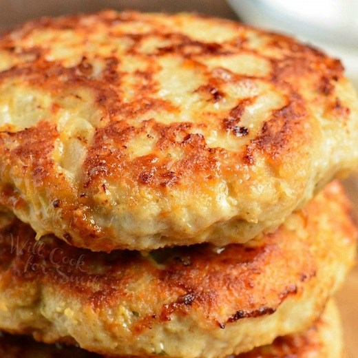 Juicy chicken burgers made with ground chicken and flavored with Ranch seasoning mix and cheddar cheese right in the burger. It takes only 30 minutes to make and the burgers are easily reheated for an even faster meal. RECIPE: https://www.willcookforsmiles.com/cheddar-ranch-chicken-burger/ | Will Cook For Smiles