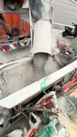 ​🚚🏗️ Transit Mixer Concrete Discharge into Pump Receiving Hopper