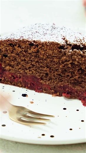 Rotweinkuchen mit Kirschen 📌 Rezept zum Speichern Dieser Rotweinkuchen mit Kirschen wird so saftig, fluffig 😋 und mit viel Schokolade besonders lecker! 🍫 Dieses Rezept wirst du bestimmt häufiger machen. 😍 ZUTATEN 200 g weiche Butter 200 g Zucker 1 Pck. Vanillezucker 4 Eier (Gr. M) 250 g Weizenmehl (Type 405) 1 Pck. Backpulver 1 Prise Salz 1 Prise Zimt 5 TL Backkakao 125 ml trockener Rotwein 1 Glas Schattenmorellen etwas Butter für die Form etwas Mehl für die Form ZUBEREITUNG 1. Schritt Backo
