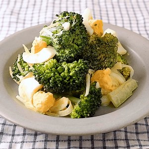 ブロッコリーと玉ねぎの卵マヨ和え 作り方・レシピ | クラシル