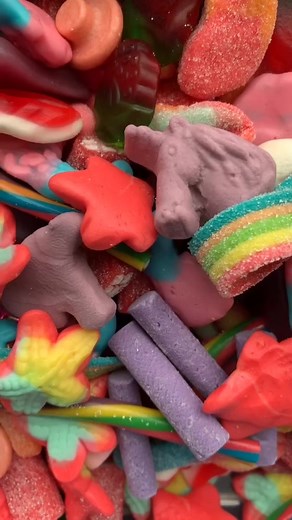 Making our “MISS MIX” #sweetaddiction #newzealand #nz #lollies #favourite #candy #yum