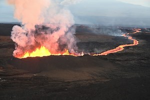 HVO live stream video of fissure 3 at Mauna Loa shows 130 foot lava fountain | Maui Now