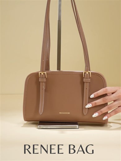 Renee Bag ✨ Shoulder bag dengan pilihan warna one tone & two tone yang bikin look kamu makin playful tapi tetap classy 🤍 Easy to style dan cocok untuk berbagai occasion 👀👜💕 #MOSSDOOMINDONESIA #MOSSDOOMLADY #MOSSDOOM