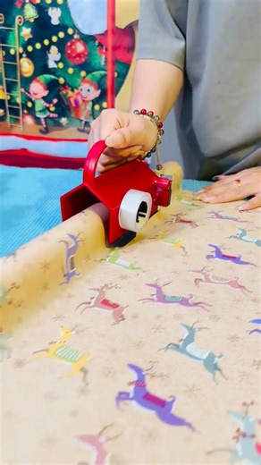 🔥2 pack wrapping paper cutters! No more crinkling the paper cutting it scissors! #wrappingpapercutter #wrappingpapercuttertool #tiktokshopcreatorpicks #tiktokshopblackfriday #tiktokshopcybermonday | Harviel