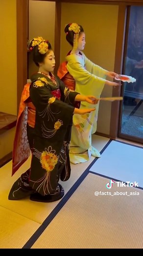 Traditional Maiko Dance Performance in Kyoto, Japan