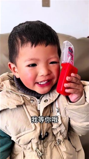 玩具电话引发的真情流露：爸爸即兴扮演的病毒级视频