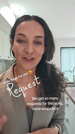 We get so many requests for this acapella. I cannot wait to be back singing with my girls. 🥰✨👑🥰 . Hands up if you also sing in your kitchen?!🙌🏼🙌🏼🙌🏼 . #solidharmonie #live #acapella