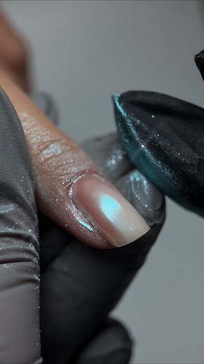 Jeżeli brakowało Wam błysku to myśle ze sezon zimowy zaczynamy na pełnej ✨ Pyłek który mieni się tak ze obiektyw marko oszalał 🤭 Sama się zajarałam tym jak to się mieni 🤩 Lubicie pyłki? Dajcie koniecznie znać bo ja chyba zaczyn się przekonywać coraz bardziej 🤭 #paznokcie #stylistkapaznokci #błyszczącepaznokcie #pyłeknapaznokciach #manicure | Studio Urody Waltoszqa