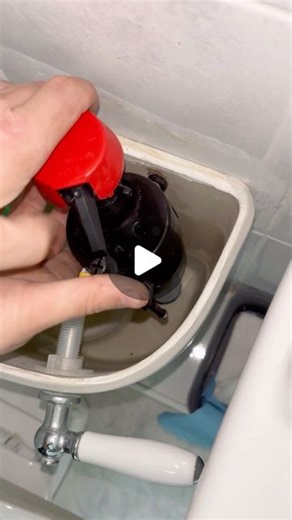 Matthew Marciniak on Instagram: "Replacing a toilet fill valve! Changing a @fluidmaster_uk takes seconds! #asmr #plumbing #toolbag #pipes #tools #cleancopper #plumbertools #pressfit #soldering #copper #handtools #work #diy #howto #plumber"