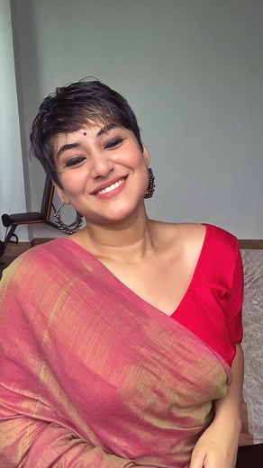 Hiyaarchika on Instagram: "Warning: Saree look hotter than your ex’s regrets. 😉 #trending #transition #aasakooda #viral #reels #fyp #saree #southindia #tamilalbumsong #explore #explorepage #reelsinstagram #shorthair #sareelove"