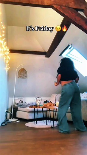 Fridayyyyy mood activated 🔥💃#creatorseachinsights #moodchallenge #dancechallenge #fridaymood