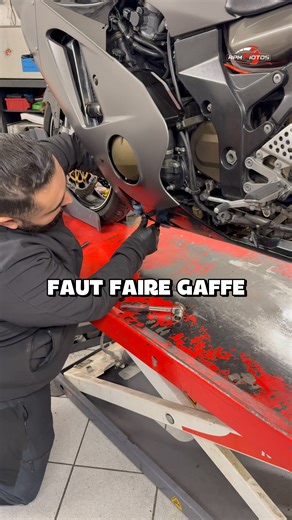 🏍️ Retour à l’atelier – Kawasaki ZX-12R (2002) Cette ZX-12R revient chez nous pour un check-up complet, après une grosse mise à niveau réalisée l’an dernier pour moderniser son comportement, sa tenue de route, son freinage et ses performances 🔧🔥 🔧 Travaux réalisés précédemment : Bougies neuves Synchronisation de la rampe d’injection Vidange filtre à huile Remplacement des filtres à air Ligne d’échappement Akrapovič titane Maître-cylindre de frein Brembo PR19 Plaquettes Carbone Lorraine XBK5 