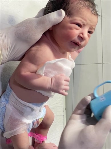 Newborn Baby's First Breath Moments