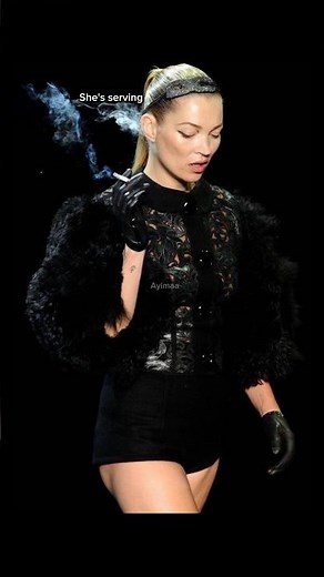 Kate Moss smoking on the runway 😍😍😍#katemoss #fashion #runway #louisvuitton