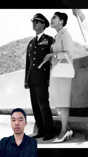 💜 วันนี้ในอดีต 💜 เดือนมีนาคม พ.ศ. 2501 ณ จังหวัดตาก สมเด็จพระนางเจ้าสิริกิติ์ พระบรมราชินีนาถ พระบรมราชชนนีพันปีหลวง ได้โดยเสด็จพระบาทสมเด็จพระเจ้าอยู่หัวภูมิพลอดุลยเดช เสด็จพระราชดำเนินไปทอดพระเนตรความคืบหน้าการก่อสร้างเขื่อนภูมิพล นับเป็นอีกหนึ่งหน้าประวัติศาสตร์ ที่สะท้อนพระราชกรณียกิจอันเปี่ยมด้วยพระเมตตาและวิสัยทัศน์เพื่ออนาคตของแผ่นดินไทย #พระพันปีหลวง #สมเด็จพระนางเจ้าสิริกิติ์พระบรมราชินีนาถ #วันนี้ในอดีต #เขื่อนภูมิพล