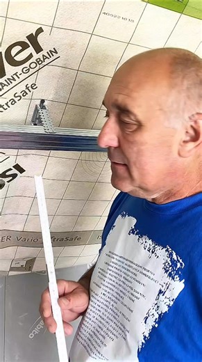 #tipy #sadrokarton #skolasuchevystavby #rigips #sikmina #tipsforbeginners #drywall Když pro připevnění kovového rastru sádrokartonové konstrukce na šikmou trámovou konstrukci podkroví zvolíme přímé závěsy (tzv. krokodýly 🐊), pak bychom měli pamatovat na to, že: ➡️ maximální vzdálenost rubu opláštění sádrokartonem od nosného prvku je pro přímý závěs na šikminách stanovena na 40 mm ➡️ tyto závěsy se kotví vždy dvěma samořeznými vruty s plochou hlavou typu FN, tzv. medvědy Použití přímých závěsů p