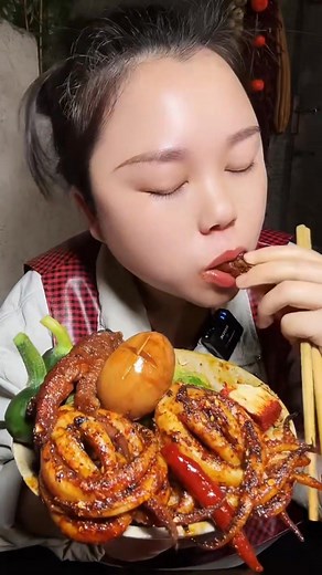 Delicious spicy mix: pig tail, s quid & feet! #foodie #yummyfood #fblifestyle #braisedpork | Xiaomei Rural Life