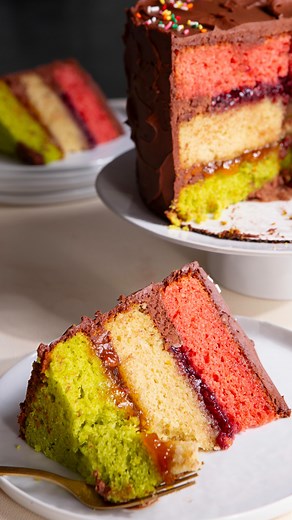 This Rainbow Cookie Cake tastes exactly like the cookies you’ll find at old-school Italian bakeries. 🍰 Comment « CAKE » to get the recipe right to your inbox! 🍰 🎥 @lmsthompson And keep tagging #feedfeed for a chance to be featured. #cake #cakes #baking #italian #frosting #cakedecorating #chocolate #almond #buttercream #rainbowcake #sprinkles | Feedfeed