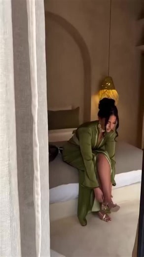 Menas Fashion on Instagram‎: "وواوو😍💚 موجود عندنا خدمات مصرفية ( تحويل، إيداع ) 💸 اكتبي تم يوصلك السعر عالخاص."‎