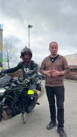 Třetí motoúkon: Pomalý slalom rychlosti chůze cca 4 km/hod) 🏍️