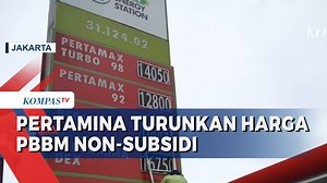 KOMPAS.TV - PT Pertamina memutuskan untuk menurunkan harga jual bahan bakar minyak nonsubsidi menyusul dengan melemahnya harga minyak dunia saat ini. Melemahnya harga minyak dunia pada saat ini membuat PT Pertamina Persero juga memutuskan untuk menurunkan harga bahan bakar minyak. Baca Juga BPH Migas: Selisih Harga Solar jadi Salah Satu Faktor Terjadinya Penyalahgunaan BBM Bersubsidi di https://www.kompas.tv/article/364487/... BBM yang mengalami penurunan harga yakni pertamax turun dari harga Rp