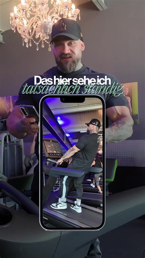 Laufband auf Maximum-Steigung, festhalten, nach hinten lehnen? Sieht hart aus, bringt aber nix. Du gleichst die Steigung damit fast komplett wieder aus. Heißt: gleiche Belastung, gleicher Kalorienverbrauch wie beim normalen Laufen. So nutzt du das Laufband wirklich richtig 👇 🏃 Steigung bisschen flacher halten 🏃 Sauber laufen ohne Festhalten 🏃 Puls bei ~140 einpendeln Das ist der Bereich, in dem du nachhaltig Ausdauer aufbaust, Fett verbrennst - und deine Gelenke schonst. Nicht nur ein, zwei 