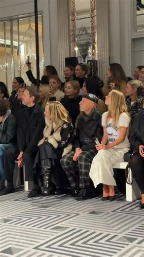 #Spotted : @KimCattrall, #StephenJonesMillinery et @LilaMoss au premier rang du défilé @ConnerIves. | Vogue France