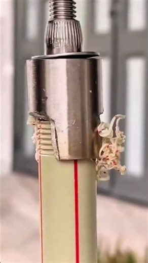 تركيب وصلة معدنية ملولبة على أنبوب بلاستيكي بإحكام باستخدام لاصق مانع للتسرب 🔧💧