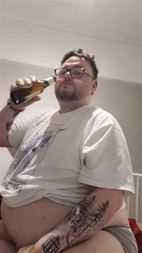 Reposting this banger without the blur, nothing better than beers, burps , bellies, big farts and big butts that fart✌️✨ #gassy #gayfarts #beerbloat #fartfetish #eproctophilia
