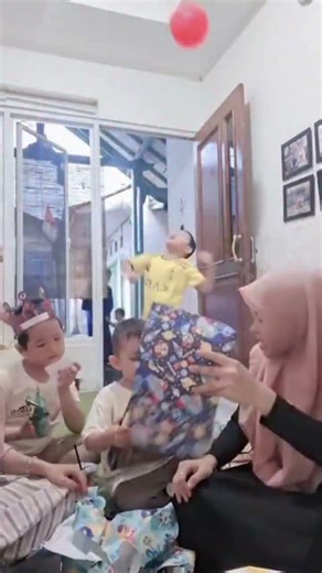 unboxing kado ulang tahun Pram