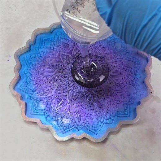 This is a super simple technique to make a gorgeous resin bowl using any colors you'd like ❤️ | Mixed Media Girl