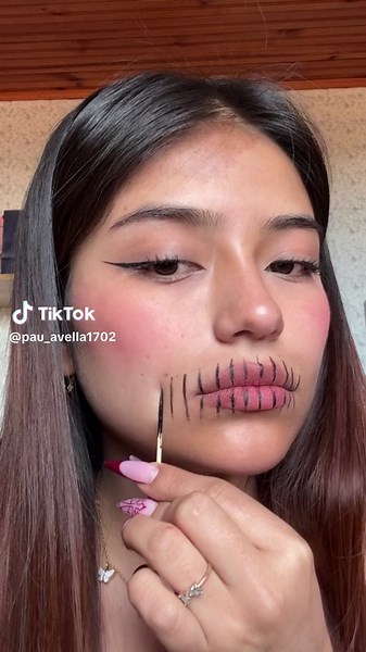 Easy Skull makeup // maquillaje fácil de calavera 💀🖤 Brochas and Eyeliner @docolorofficial Discount code 20%: Paula20 Creditos @lenkalul . . . #halloween #halloweenmakeup #halloweencostume #eyeliner #delineados #halloweenlook #skullmakeup #makeuphacks #halloweenideas
