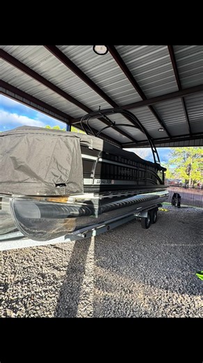 Polished a tritoon before it’s put up for the winter #tritoon #polishing #pontoon #aluminumpolishing #sicrigzbycalivas