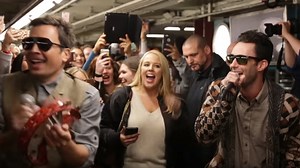 Maroon 5易容Busking唱Queen名曲　逼爆紐約地鐵站百人圍觀