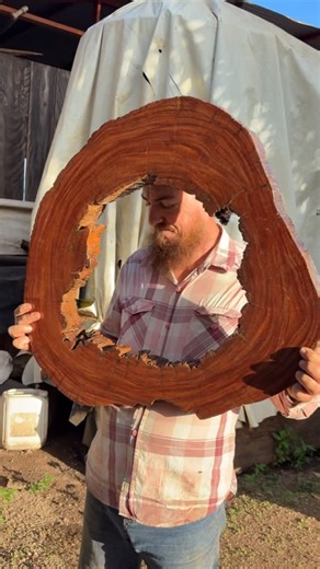 Vander Gwiazdecki 🤠 on Instagram: "Moldura de espelho rústico com fácil instalação. Cumaru uma madeira surpreendente e espetacular para trabalhar, os veio dessa madeira nos traz muita beleza e sofisticação."