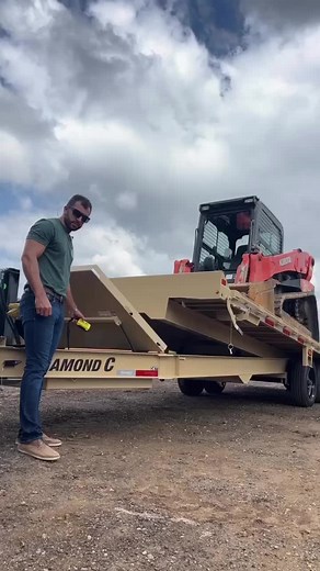 This remote-controlled DET Deck Over Tilt Trailer takes the hassle out of loading, sure to tilt your productivity to the next level! 😉 #DiamondC #Equipment #DoWork