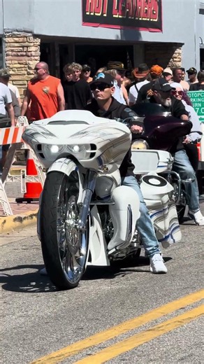Awesome big wheel bagger #motorcycle #automobile #bikerchic #biker #bike