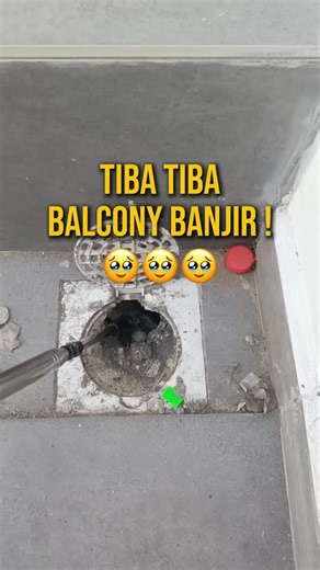 Nampak floor trap ni biasa je kan? Tapi sebenarnya… inilah punca balcony boleh banjir! 😱💦 . Dalam floor trap ni penuh dengan simen lebih! Kalau dibiarkan, simen tu akan keras dalam lubang saliran dan akhirnya air tak boleh keluar langsung. Lama-lama, air bertakung… terus overflow. . Masalah kecil ni kalau tak perasan awal-awal, boleh jadi headache lepas masuk rumah. Nak betulkan balik pun dah susah sebab semua dah siap tile. . Sebab tu penting buat Home Defect Inspection sebelum masuk rumah ba