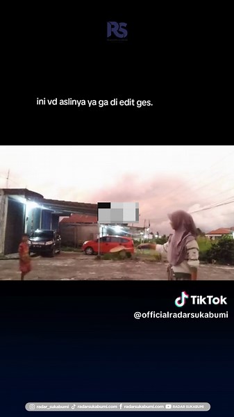 Warga Kabupaten Kerinci, Provinsi Jambi, membagikan momen fenomena alam langka Awalnya, warga tersebut tengah merekam keseruan bermain bulutangkis bersama adiknya. Namun, suasana mendadak berubah ketika langit memancarkan kilatan cahaya dan seketika menggelap. Peristiwa ini membuat banyak orang takjub, meski sebagian lainnya mengaku merasa takut. Menanggapi fenomena tersebut, Kepala BMKG Stasiun Jambi menjelaskan bahwa kondisi tersebut disebabkan oleh pembentukan awan Cumulonimbus (Cb) yang sang